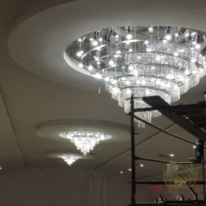 Düğün-Salonu-Avizeleri-Özel-Tasarım-Avizeler-Kristal-Avize-Modelleri-Salon-Aydınlatma-Çözümleri-Büyük-Avize-Üretimi-LED-Avize-İmalatı (9)