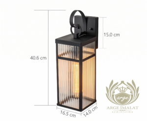 Siyah Metal Çizgili Camlı Dış Mekan Duvar Apliği (40.6 cm) – Modern Bahçe ve Balkon Aydınlatması E27 Avize Aplik Modelleri İmalatı Gemini Generated Image xuc54rxuc54rxuc5