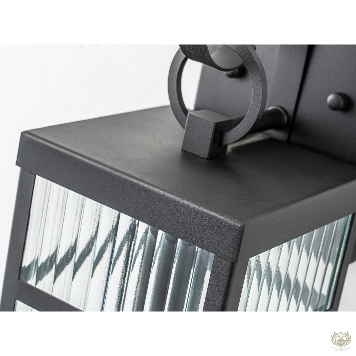 Siyah Metal Çizgili Camlı Dış Mekan Duvar Apliği (40.6 cm) – Modern Bahçe ve Balkon Aydınlatması E27 Avize Aplik Modelleri İmalatı Siyah Metal Çizgili Camlı Dış Mekan Duvar Apliği (40.6 cm) – Modern Bahçe ve Balkon Aydınlatması E27 - Görsel 3