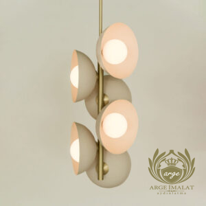 Modern Minimalist Çanak Duvar Apliği – Estetik ve Yumuşak Aydınlatma Evinizin veya ofisinizin atmosferini değiştirecek zamansız bir tasarım! Modern Minimalist Çanak Duvar Apliği, içbükey metal çanak formu ve süt beyazı glop cam detayıyla mekâna hem mimari bir dokunuş hem de gözü yormayan dolaylı bir ışık yayılımı sağlar. Skandinav ve modern dekorasyon tarzlarıyla mükemmel uyum sağlayan bu özel tasarım duvar lambası; salon, yatak odası komodin üstü, koridor veya antre gibi alanlarda şık bir vurgu aydınlatması oluşturur. Mat yüzey kaplaması ve kaliteli gövde yapısı sayesinde uzun ömürlü kullanım sunar.