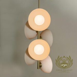 Modern Minimalist Çanak Duvar Apliği – Estetik ve Yumuşak Aydınlatma Evinizin veya ofisinizin atmosferini değiştirecek zamansız bir tasarım! Modern Minimalist Çanak Duvar Apliği, içbükey metal çanak formu ve süt beyazı glop cam detayıyla mekâna hem mimari bir dokunuş hem de gözü yormayan dolaylı bir ışık yayılımı sağlar. Skandinav ve modern dekorasyon tarzlarıyla mükemmel uyum sağlayan bu özel tasarım duvar lambası; salon, yatak odası komodin üstü, koridor veya antre gibi alanlarda şık bir vurgu aydınlatması oluşturur. Mat yüzey kaplaması ve kaliteli gövde yapısı sayesinde uzun ömürlü kullanım sunar.