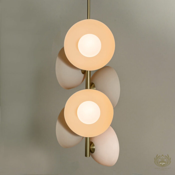 Classic Shop Avize Aplik Dış Mekan Aydınlatma Modelleri İmalatı Modern Minimalist Çanak Duvar Apliği – Estetik ve Yumuşak Aydınlatma Evinizin veya ofisinizin atmosferini değiştirecek zamansız bir tasarım! Modern Minimalist Çanak Duvar Apliği, içbükey metal çanak formu ve süt beyazı glop cam detayıyla mekâna hem mimari bir dokunuş hem de gözü yormayan dolaylı bir ışık yayılımı sağlar. Skandinav ve modern dekorasyon tarzlarıyla mükemmel uyum sağlayan bu özel tasarım duvar lambası; salon, yatak odası komodin üstü, koridor veya antre gibi alanlarda şık bir vurgu aydınlatması oluşturur. Mat yüzey kaplaması ve kaliteli gövde yapısı sayesinde uzun ömürlü kullanım sunar.