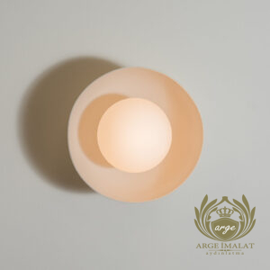 Modern Minimalist Çanak Duvar Apliği – Estetik ve Yumuşak Aydınlatma Evinizin veya ofisinizin atmosferini değiştirecek zamansız bir tasarım! Modern Minimalist Çanak Duvar Apliği, içbükey metal çanak formu ve süt beyazı glop cam detayıyla mekâna hem mimari bir dokunuş hem de gözü yormayan dolaylı bir ışık yayılımı sağlar. Skandinav ve modern dekorasyon tarzlarıyla mükemmel uyum sağlayan bu özel tasarım duvar lambası; salon, yatak odası komodin üstü, koridor veya antre gibi alanlarda şık bir vurgu aydınlatması oluşturur. Mat yüzey kaplaması ve kaliteli gövde yapısı sayesinde uzun ömürlü kullanım sunar.