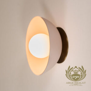 Modern Minimalist Çanak Duvar Apliği – Estetik ve Yumuşak Aydınlatma Evinizin veya ofisinizin atmosferini değiştirecek zamansız bir tasarım! Modern Minimalist Çanak Duvar Apliği, içbükey metal çanak formu ve süt beyazı glop cam detayıyla mekâna hem mimari bir dokunuş hem de gözü yormayan dolaylı bir ışık yayılımı sağlar. Skandinav ve modern dekorasyon tarzlarıyla mükemmel uyum sağlayan bu özel tasarım duvar lambası; salon, yatak odası komodin üstü, koridor veya antre gibi alanlarda şık bir vurgu aydınlatması oluşturur. Mat yüzey kaplaması ve kaliteli gövde yapısı sayesinde uzun ömürlü kullanım sunar.