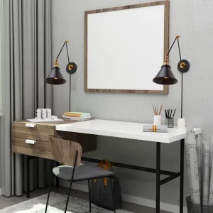Çalışma masası üzerinde kullanılan siyah mafsallı modern duvar lambası