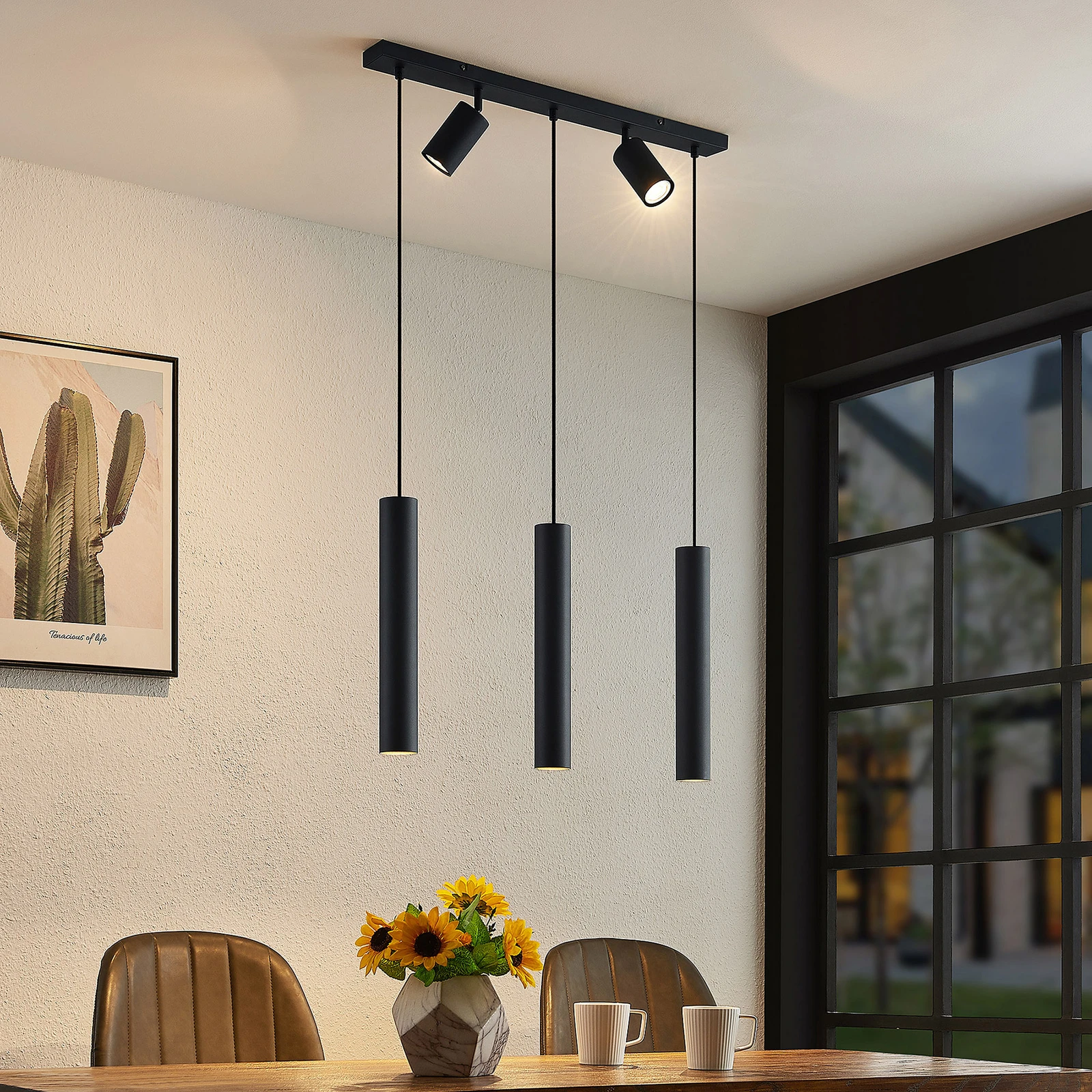 Modern Silindir Sarkıt Avize Modelleri Siyah Metal Kasa Yönlendirilebilir Spot Detaylı Çoklu Set Villa Yemek Masası ve Mutfak Adası Aydınlatma İmalatı Avize Aplik Dış Mekan Aydınlatma Modelleri İmalatı Sıcak ışık hüzmeli silindir sarkıt ve yönlendirilebilir spotların villa yemek odasında akşam ambiyansı