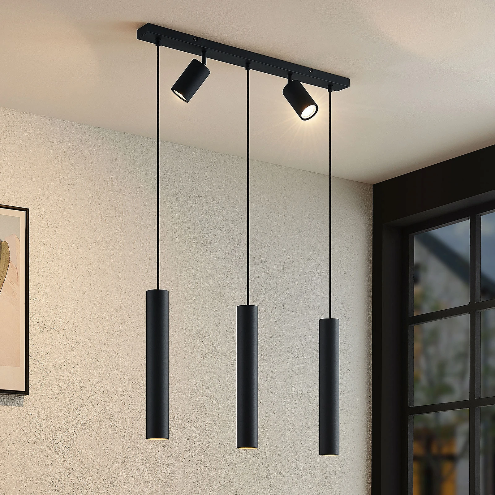 Modern Silindir Sarkıt Avize Modelleri Siyah Metal Kasa Yönlendirilebilir Spot Detaylı Çoklu Set Villa Yemek Masası ve Mutfak Adası Aydınlatma İmalatı Avize Aplik Dış Mekan Aydınlatma Modelleri İmalatı Mimari perspektiften modern silindir sarkıt avize ve mafsallı spotların oda içi derinlik etkisi