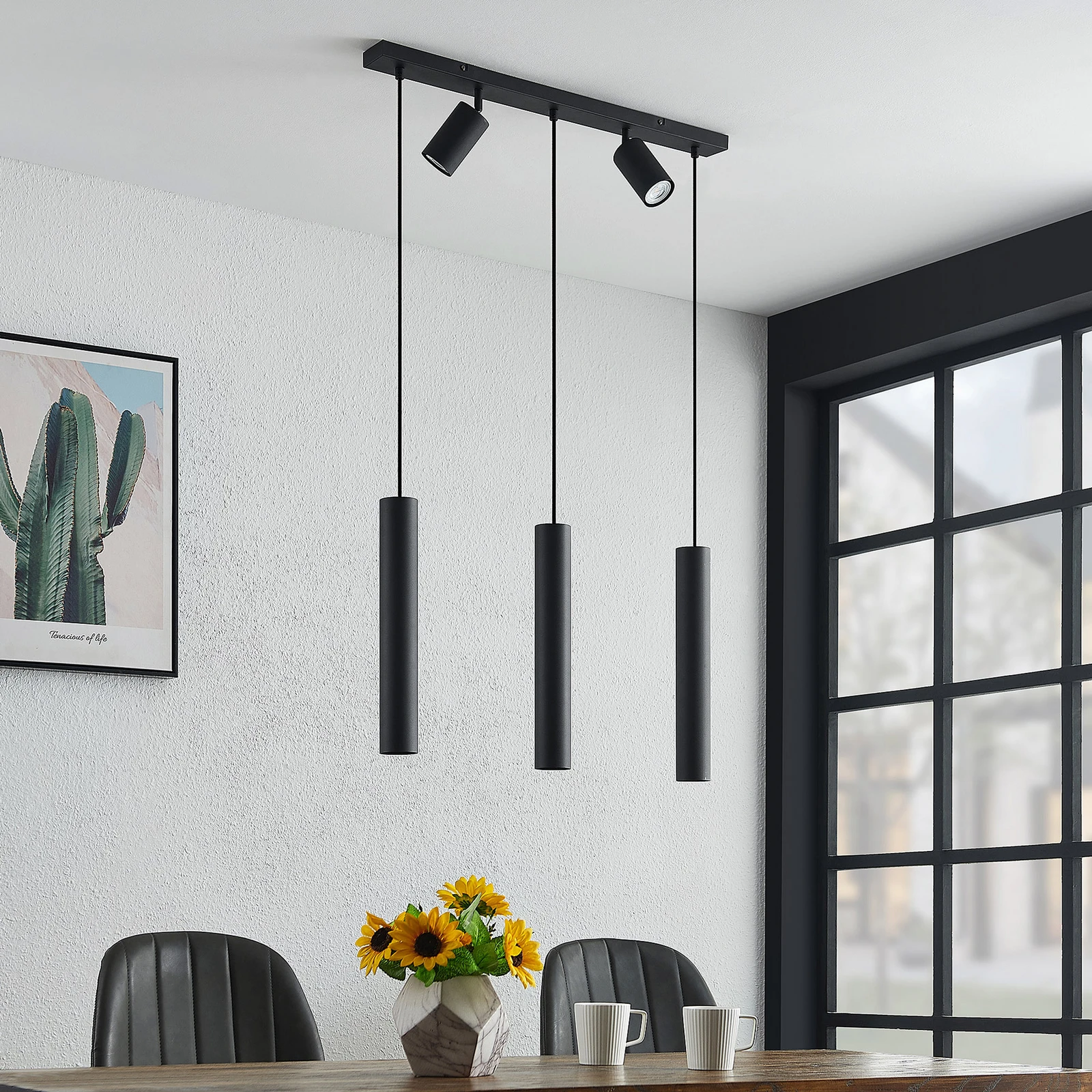 Modern Silindir Sarkıt Avize Modelleri Siyah Metal Kasa Yönlendirilebilir Spot Detaylı Çoklu Set Villa Yemek Masası ve Mutfak Adası Aydınlatma İmalatı Avize Aplik Dış Mekan Aydınlatma Modelleri İmalatı Villa yemek odası masası üzerinde modern silindir sarkıt avize ve yönlendirilebilir spot aydınlatma yerleşimi