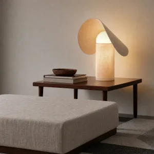 Ahşap sehpa üzerinde konumlandırılmış dekoratif kumaş masa lambası kullanımı