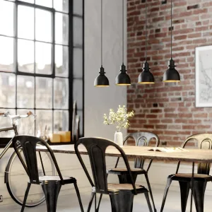 Tuğla duvarlı restoran yemek masası üzerinde 4'lü siyah sarkıt avize kullanımı
