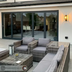 Modern tasarımlı veranda ve teras duvar lambası kullanımı